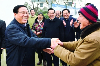 2月3日，春節(jié)后上班第一天，省委書記李強來我市基層走訪調研，看望鹽城“6.23”特大龍卷風冰雹災害受災群眾。.jpg