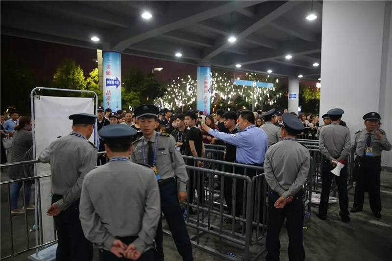 圖為保安隊(duì)員們快速反應(yīng)，處置突發(fā)事件。.png